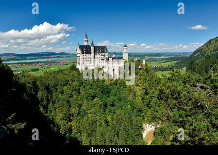 Germany: View to famous castle and palace  'Neuschwanstein' in Bavaria Stock Photo