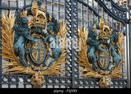 Royal coat of arms on gate outside Buckingham Palace, Lonfon Stock Photo