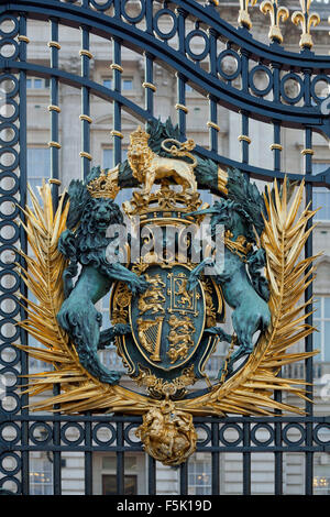 Royal coat of arms on gate outside Buckingham Palace, Lonfon Stock Photo