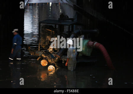 Alexandria, Egypt. 5th Nov, 2015. Egyptians work on pumping water under a tunnel in Alexandria, costal city of Egypt, where troubles are caused by heavy rain, on Nov. 5, 2015. Credit:  Asmaa Abdelatif/Xinhua/Alamy Live News Stock Photo