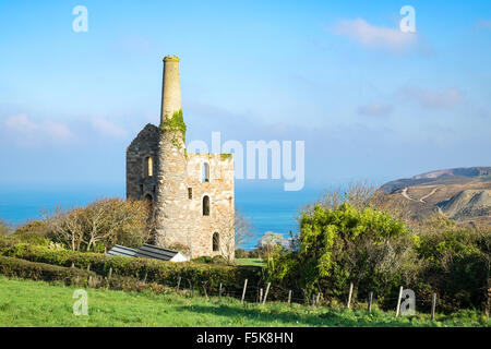 The old Wheal Friendly tin mine on the coastal cliffs at St.Agnes in Cornwall, England, UK Stock Photo