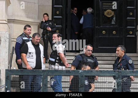 (151105) -- BUENOS AIRES, Nov. 5, 2015 (Xinhua) -- Security members guard in front of the Palace of Justice in Buenos Aires, Argentina, on Nov. 5, 2015. The Palace of Justice, headquarters of the Courts and the Supreme Court, was evacuated on Thursday due to a bomb threat. After receiving an anonymous call, which indicated that there was somewhere in the building two explosive packages, the Brigade of Explosives of the Federal Police began to search the place and evacuated people in the building, according to local press information. (Xinhua/TELAM) (ah) (fnc)