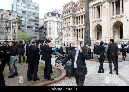 (151105) -- BUENOS AIRES, Nov. 5, 2015 (Xinhua) -- People wait in front of the Palace of Justice in Buenos Aires, Argentina, on Nov. 5, 2015. The Palace of Justice, headquarters of the Courts and the Supreme Court, was evacuated on Thursday due to a bomb threat. After receiving an anonymous call, which indicated that there was somewhere in the building two explosive packages, the Brigade of Explosives of the Federal Police began to search the place and evacuated people in the building, according to local press information. (Xinhua/TELAM) (ah) (fnc)