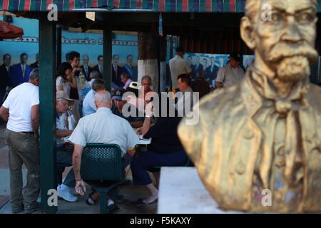 Miami, Florida, USA. 24th Jan, 2012. Gold statue of Generalisimo Maximo Gomez at the domino park in Little Havana (La Pequena Habana) a neighborhood within the City of Miami. Maximo Gomez y Baez (November 18, 1836 in Bani, Dominican Republic - June 17, 1905 in Havana, Cuba) was a Major General in the Ten Years' War (1868Ð1878) and Cuba's military commander in that country's War of Independence (1895Ð1898). © Ruaridh Stewart/ZUMAPRESS.com/Alamy Live News Stock Photo