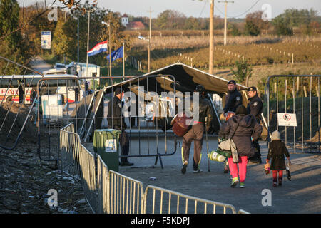 Berkasovo, Serbia. 31st Oct, 2015. An injured man and his family cross the Serbian-Croatian border. The United Nations says 210,000 asylum seekers transited through the Balkans in October in an effort to seek protection in Europe. © Luke William Pasley/Pacific Press/Alamy Live News Stock Photo