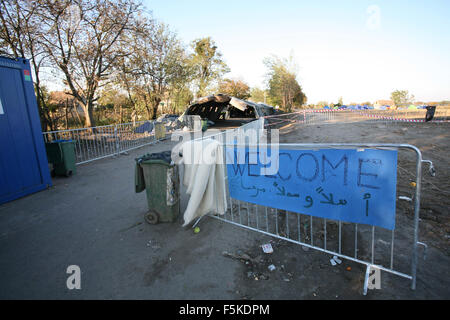 Berkasovo, Serbia. 31st Oct, 2015. A sign welcomes asylum seekers to the border crossing between Serbia and Croatia. The United Nations says 210,000 asylum seekers transited through the Balkans in October in an effort to seek protection in Europe. © Luke William Pasley/Pacific Press/Alamy Live News Stock Photo