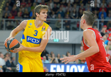 Bamberg, Germany. 5th Nov, 2015. Bamberg's Daniel Theis (r) and Tel Aviv's Dragan Bender in action during the Euroleague group D basketball match Brose Baskets Bamberg vs Maccabi Tel Aviv in Bamberg, Germany, 5 November 2015. Photo: Nicolas Armer/dpa/Alamy Live News Stock Photo