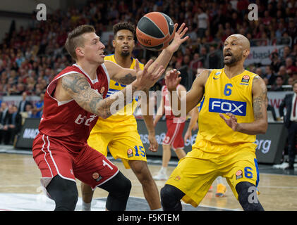 Bamberg, Germany. 5th Nov, 2015. Bamberg's Daniel Theis (l-r) and Tel Aviv's Sylven Landesberg and Devin Smith in action during the Euroleague group D basketball match Brose Baskets Bamberg vs Maccabi Tel Aviv in Bamberg, Germany, 5 November 2015. Photo: Nicolas Armer/dpa/Alamy Live News Stock Photo