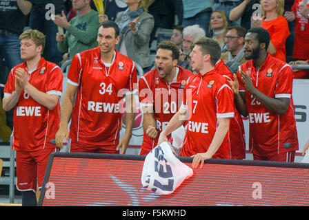 Bamberg, Germany. 5th Nov, 2015. Bamberg's players celebrate during the Euroleague group D basketball match Brose Baskets Bamberg vs Maccabi Tel Aviv in Bamberg, Germany, 5 November 2015. Photo: Nicolas Armer/dpa/Alamy Live News Stock Photo