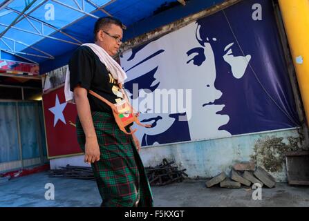 Yangon, Myanmar. 6th November, 2015.  A man walks past a a mural depicting Aung San Suu Kyi and her father Gen Aung San. Myanmar citizens hope that a new government will usher in democracy and economic prosperity. Analysts predict a landslide victory for Aung San Suu Kyi's National League for Democracy party during the election this Sunday. Credit:  Arthur Jones Dionio/Alamy Live News Stock Photo