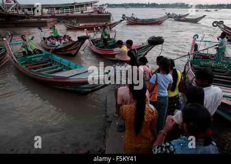 Yangon, Myanmar. 6th November, 2015.  Burmese workers await boarding on boats on a river in Yangon. Photo taken 5 Nov 2015. Myanmar citizens hope that a new government will usher in democracy and economic prosperity. Analysts predict a landslide victory for Aung San Suu Kyi's National League for Democracy party during the election this Sunday. Credit:  Arthur Jones Dionio/Alamy Live News Stock Photo