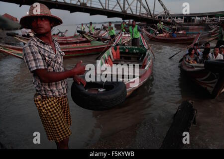 Yangon, Myanmar. 6th November, 2015.  A boatman awaits passengers on a river crossing in Yangon. Photo taken 5 Nov 2015. Myanmar citizens hope that a new government will usher in democracy and economic prosperity. Analysts predict a landslide victory for Aung San Suu Kyi's National League for Democracy party during the election this Sunday. Credit:  Arthur Jones Dionio/Alamy Live News Stock Photo