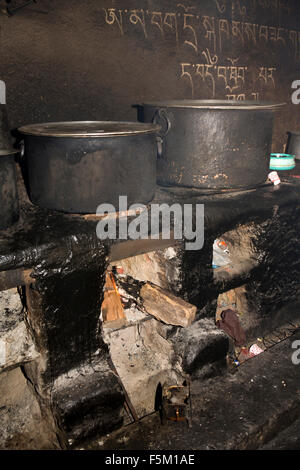 India, Himachal Pradesh, Spiti Valley, Key Monastery kitchen, large pans on wood fuel open cooking fire Stock Photo