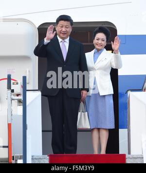 Singapore. 6th Nov, 2015. Chinese President Xi Jinping (L) and his wife Peng Liyuan wave upon their arrival in Singapore, Nov. 6, 2015. Xi arrived here on Friday for a two-day state visit. Credit:  Zhang Duo/Xinhua/Alamy Live News Stock Photo