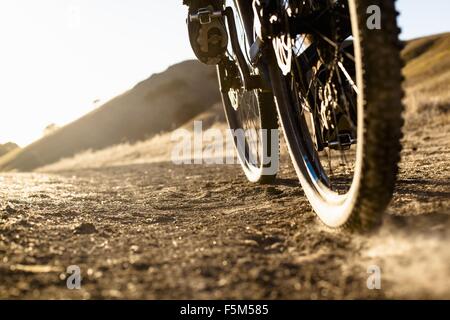 Cropped surface view of young man mountain biking on dusty dirt track, Mount Diablo, Bay Area, California, USA Stock Photo