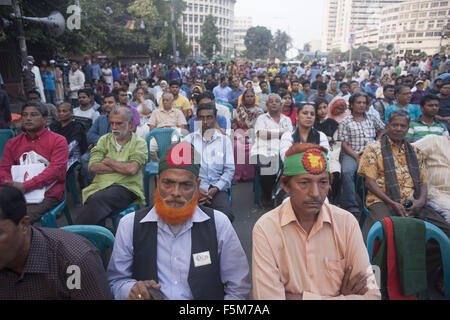 Dhaka, Bangladesh. 6th Nov, 2015. Bangladeshi activists gathered in a protest against the killing of writers and publisher in Dhaka, Bangladesh, November 6, 2015. © Suvra Kanti Das/ZUMA Wire/Alamy Live News Stock Photo