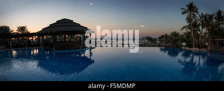 Panorama showing the infinity pool at Le Meridien Mina Seyahi, In the background you can see the Atlantis hotel at the Palm Stock Photo