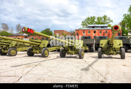 The 152 mm howitzer 2A65 MSTA-B Stock Photo - Alamy