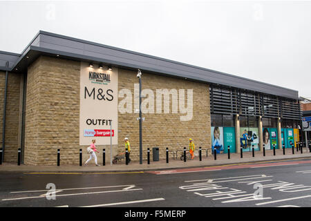 Kirkstall Bridge Bridge Shopping Centre in Leeds Stock Photo