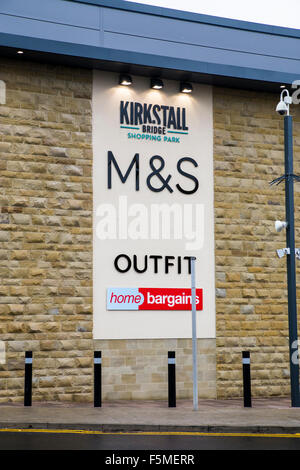 Kirkstall Bridge Bridge Shopping Centre in Leeds Stock Photo