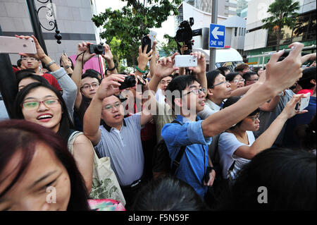 Singapore. 7th Nov, 2015. Overseas Chinese wait for the visit of Chinese President Xi Jinping at China Cultural Center in Singapore Nov. 7, 2015. Credit:  Then Chih Wey/Xinhua/Alamy Live News Stock Photo