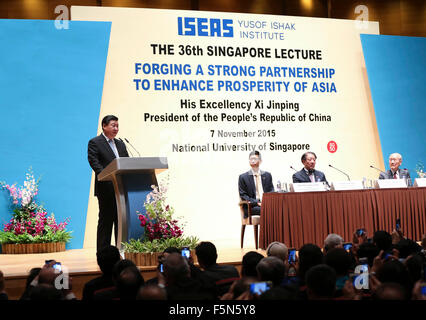 Singapore. 7th Nov, 2015. Chinese President Xi Jinping (1st L) delivers a speech at the National University of Singapore in Singapore, Nov. 7, 2015. © Lan Hongguang/Xinhua/Alamy Live News Stock Photo