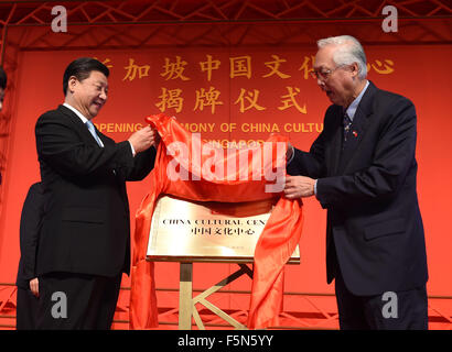 Singapore. 7th Nov, 2015. Chinese President Xi Jinping (L) and Singaporean Emeritus Senior Minister Goh Chok Tong inaugurate the China Cultural Center in Singapore, Nov. 7, 2015. Credit:  Zhang Duo/Xinhua/Alamy Live News Stock Photo