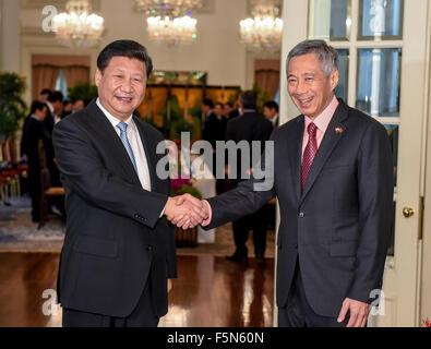 Singapore. 7th Nov, 2015. Chinese President Xi Jinping (L) meets with Singaporean Prime Minister Lee Hsien Loong in Singapore, Nov. 7, 2015. © Li Xueren/Xinhua/Alamy Live News Stock Photo