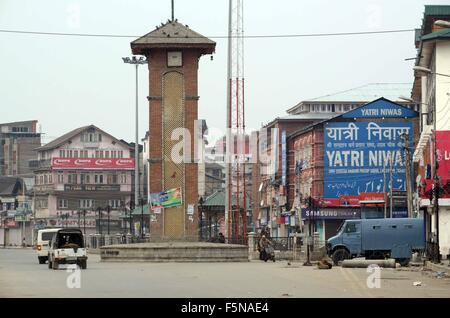 Srinagar, India. 07th Nov, 2015. A view of commercial hub Lal Chowk Srinagar the summer capital of Indian administered Kashmir.Authorities imposed strict restrictions in Srinagar to foil Million March called by Kashmiri separatists on the eve of Indian Prime Minister Narendra Modi's rally in Srinagar Credit:  Faisal Khan/Pacific Press/Alamy Live News Stock Photo