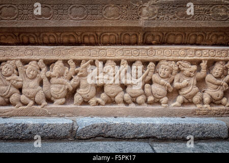 Beasts and human statues in Kailasanathar Hindu temple (8th century) Kanchipuram, Tamil Nadu, India, Asia Stock Photo