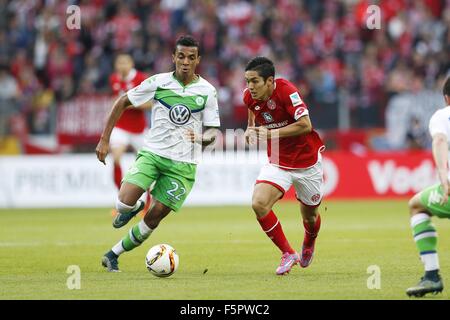 Mainz, Germany. 7th Nov, 2015. Luiz Gustavo (Wolfsburg), Yoshinori Muto (Mainz) Football/Soccer : German 'Bundesliga' match between 1 FSV Mainz 05 2-0 VfL Wolfsburg at the Coface Arena in Mainz, Germany . © Mutsu Kawamori/AFLO/Alamy Live News Stock Photo