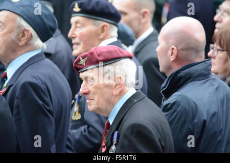 London, UK. 8th November, 2015. UK Remembrance Sunday. Ex-para standing in line with his colleagues. Credit:  Marc Ward/Alamy Live News Stock Photo