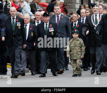 London, UK. 8th November, 2015. People take part in Remembrance Day, Poppy Day or Armistice Day, nearst Sunday of 11 every Nov, observed by Commonwealth of Nations, to remember armed forces who have died since First World War. Credit:  SUNG KUK KIM/Alamy Live News Stock Photo
