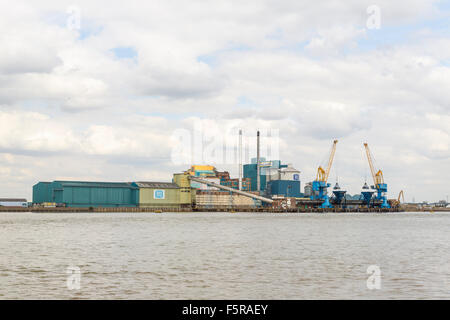 The Tate and Lyle Sugar Factory on the River Thames at Silvertown. Stock Photo