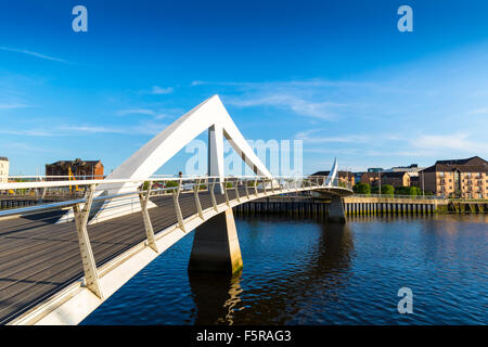 The Tradeston Bridge (Tredstoun) known as the squiggly bridge, a pedestrian bridge across the River Clyde in Glasgow, Scotland Stock Photo