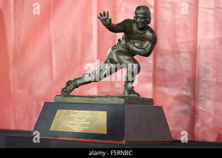 Los Angeles, CA, US, USA. 7th Nov, 2015. November 7, 2015: The Heisman Trophy is on hand at the the game between the Arizona Wildcats and the USC Trojans, The Coliseum in Los Angeles, CA. Photographer: Peter Joneleit - Zuma Wire Service © Peter Joneleit/ZUMA Wire/Alamy Live News Stock Photo