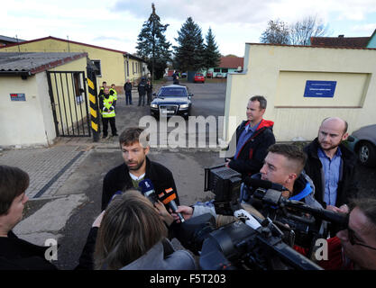 Drahonice, Czech Republic. 07th Nov, 2015. Czech Justice Minister Robert Pelikan, centre, (ANO) is satisfied with the living conditions in the detention facility for migrants in Drahonice, he said after visiting the facility in Drahonice, Czech Republic, November 7, 2015. © Libor Zavoral/CTK Photo/Alamy Live News Stock Photo