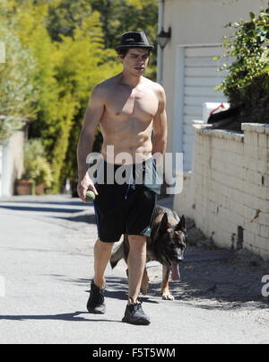 Girl Meets World star Matthew Lawrence shows off his abs ...