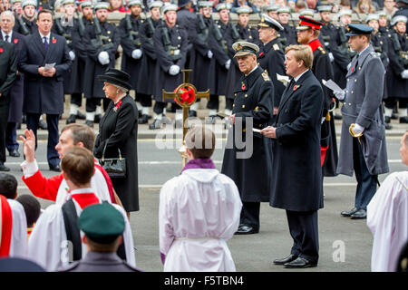 London, UK. 8th Nov, 2015. Prince William The Duke of Cambridge (2nd from R), Prince Henry of Wales (3rd from R), King Willem-Alexander of The Netherlands (4th from R), Prince Andrew The Duke of York (5th from R), Prince Philip The Duke of Edinburgh (6th from R), Queen Elizabeth (8th from R) and Prime Minister David Cameron (back, L) attend the remembrance sunday commemoration at the cenotaph on Whitehall in London, United Kingdom, 8 November 2015. Photo: Patrick van Katwijk/dpa - NO WIRE SERVICE - - POINT DE VUE OUT - NO WIRE SERVICE -/dpa/Alamy Live News Stock Photo
