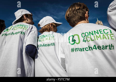 Rome, Italy. 08th Nov, 2015. Hundreds of people take part in a 'March for the Earth' to show support for Pope Francis' call for climate action in Rome. International organizations, civil society, associations, communities, and citizens from all over the world march together in support of Pope Francis' message in defense of the weakest and 'for the care for our common home' leading up to the UN Climate Conference (COP21) in Paris. Credit:  Giuseppe Ciccia/Pacific Press/Alamy Live News Stock Photo