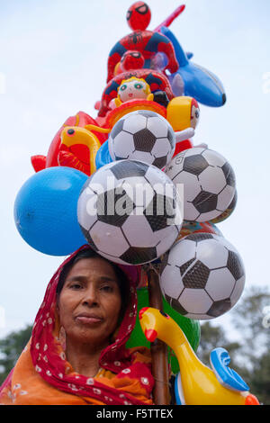 Dhaka, Bangladesh. 09th November, 2015. A 40 years old women selling toys on street in  Dhaka on November 09, 2015. Her name is Bani, her husband died few years ago.She has two son but they are drug addicted and now she is living with her doughter. Credit:  zakir hossain chowdhury zakir/Alamy Live News Stock Photo