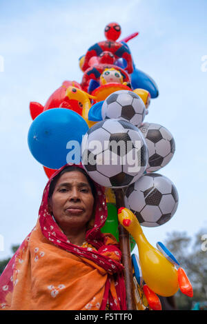 Dhaka, Bangladesh. 09th November, 2015. A 40 years old women selling toys on street in  Dhaka on November 09, 2015. Her name is Bani, her husband died few years ago.She has two son but they are drug addicted and now she is living with her doughter. Credit:  zakir hossain chowdhury zakir/Alamy Live News Stock Photo