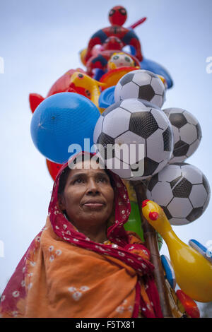 Dhaka, Bangladesh. 9th Nov, 2015. DHAKA, BANGLADESH 09th November: A 40 years old women selling toys on street in Dhaka on November 09, 2015. Her name is Bani, her husband died few years ago.She has two son but they are drug addicted and now she is living with her doughter. © Zakir Hossain Chowdhury/ZUMA Wire/Alamy Live News Stock Photo