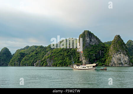 Chinese junks at anchor and limestone (karst) mounds, Ha Long Bay, Bai Tu Long Sector, near Ha Long, Vietnam Stock Photo