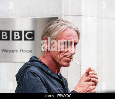 Paul Weller smoking a cigarette outside the BBC Radio 6 studios  Featuring: Paul Weller Where: London, United Kingdom When: 15 Sep 2015 Stock Photo