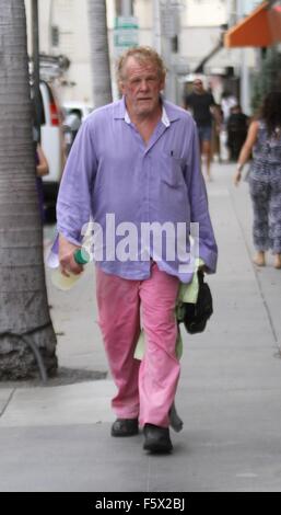 Nick Nolte in purple shirt and pink baggy trousers, grabs lunch at a deli in Beverly Hills  Featuring: Nick Nolte Where: Los Angeles, California, United States When: 15 Sep 2015 Stock Photo