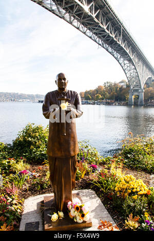 Sculpture of Sri Chimnoy under the Aurora Bridge, by the side of Lake Union, Seattle, Washington USA Stock Photo