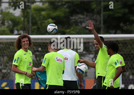 Sao Paulo, Brazil. 9th Nov, 2015. Players of Brazil's national soccer team take part in a training session in Sao Paulo, Brazil, on Nov. 9, 2015. Brazil will face Argentina on Nov. 12, and Peru on Nov. 17, in qualifier matches for the World Cup Russia 2018. © Rahel Patrasso/Xinhua/Alamy Live News Stock Photo