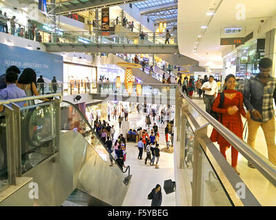 Mumbai, Maharashtra, India. 8th Dec, 2002. 07 Nov 2015 - Mumbai - INDIA.Diwali Shoppers at the Oberoi Mall in Mumbai. Offline stores are working hard to compete with the huge discounts offered by online stores by offering a user friendly & hands on experience of selling. Many Indians like to physically demonstrate multiple products before buying. © Subhash Sharma/ZUMA Wire/Alamy Live News Stock Photo