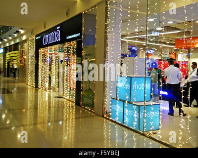 Mumbai, Maharashtra, India. 8th Dec, 2002. 07 Nov 2015 - Mumbai - INDIA.Diwali Shoppers at the Croma Electronics Megastote at the Oberoi Mall in Mumbai. Offline stores are working hard to compete with the huge discounts offered by online stores by offering a user friendly & hands on experience of selling. Many Indians like to physically demonstrate multiple products before buying. © Subhash Sharma/ZUMA Wire/Alamy Live News Stock Photo